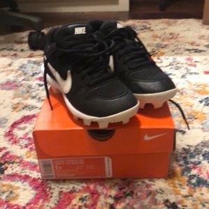 Youth baseball cleats